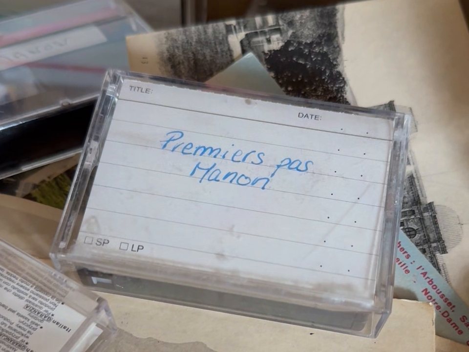 La cassette MiniDV « Premiers pas de Manon » retrouvée dans une boîte